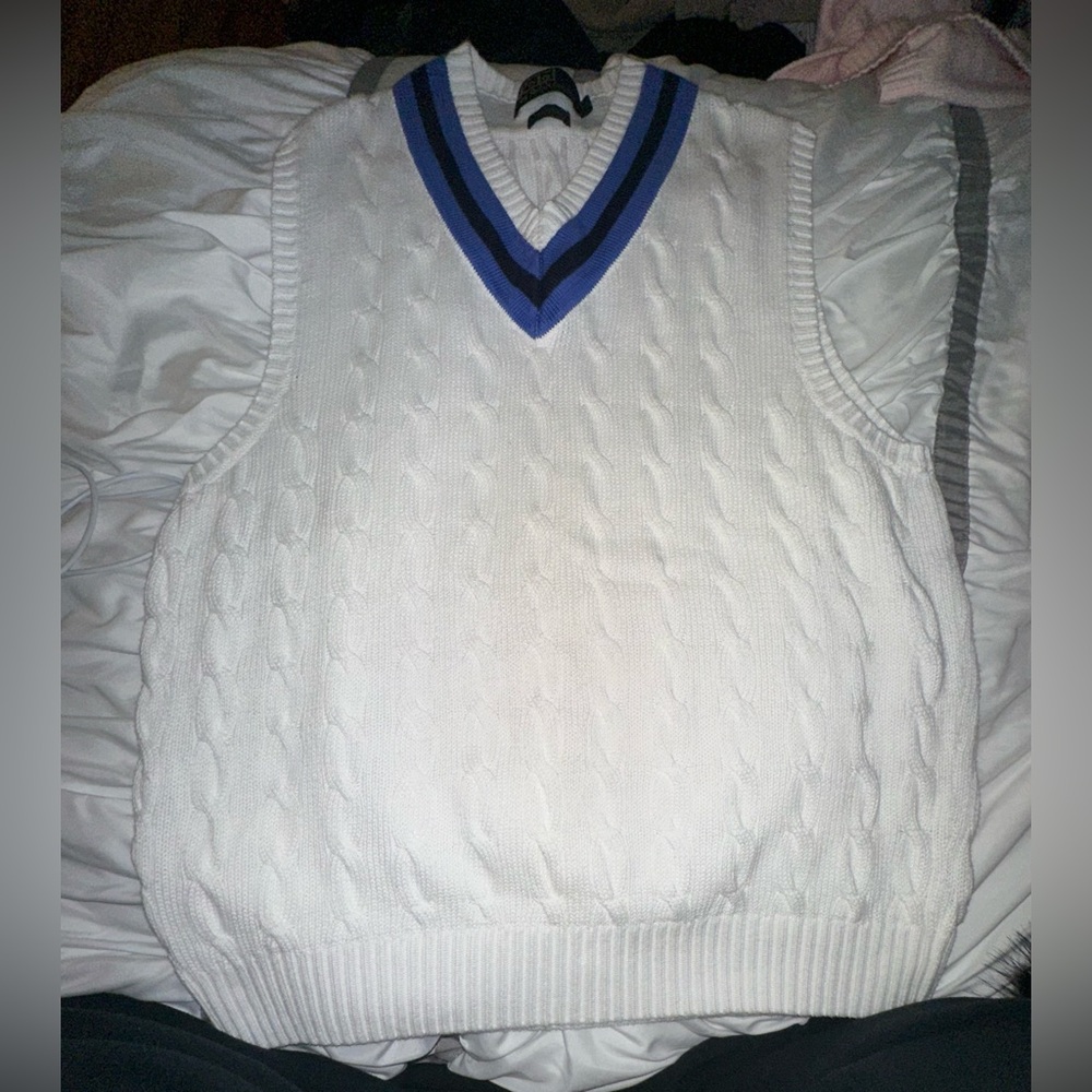 hi this is a cute oversized sweater! perfect for girls too !!